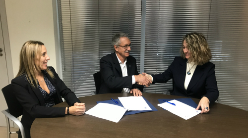 El COPC signa un conveni amb Làbora per l’aplicació i el desenvolupament del programa Psicoxarxa Solidària